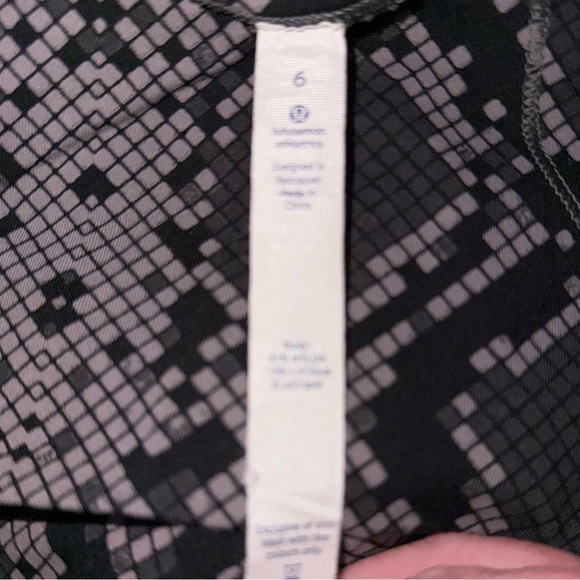 Lululemon Wunder Under High Waist Crop Leggings in a black and gray snake size 6 - Picture 7 of 11